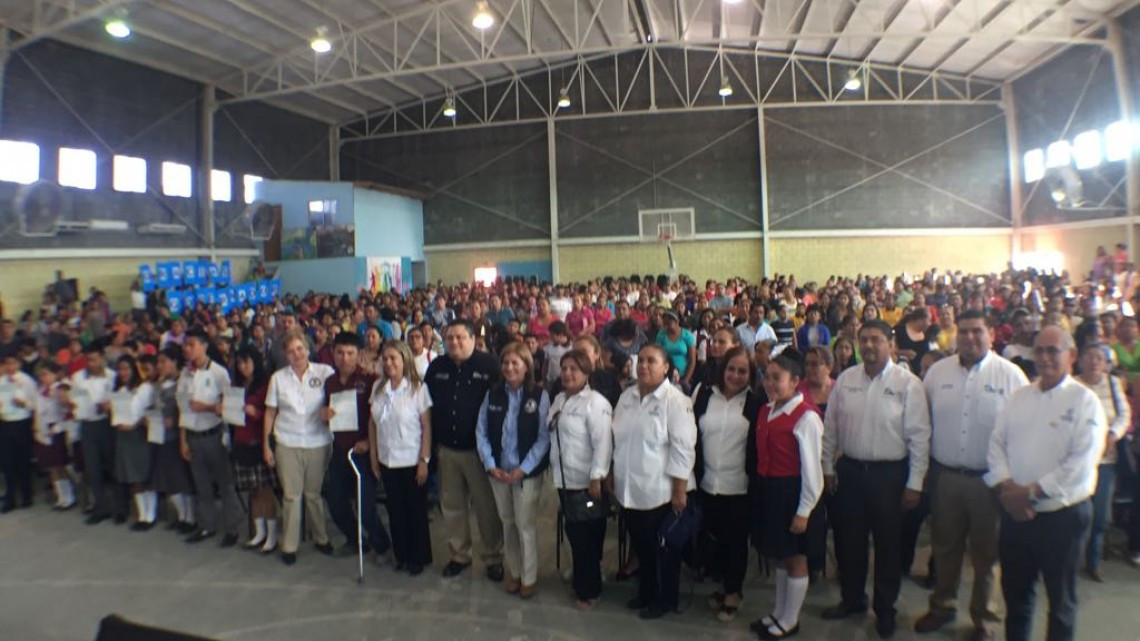 Reciben más de 15 mil alumnos becas educativas