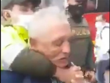 Indigna acción de policías tras someter a abuelito que vendía dulces
