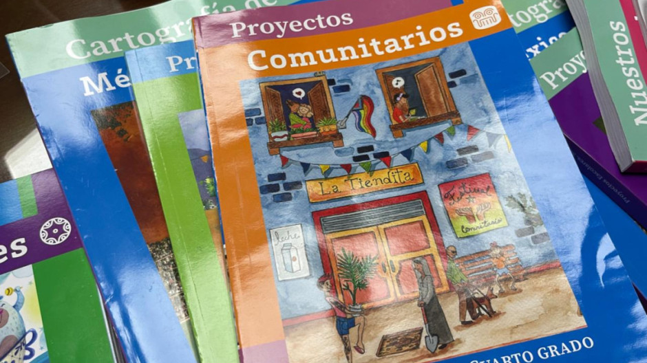 Analizan maestros libros de texto para el regreso a clases