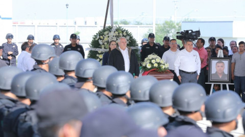 Agente policíaco fallecido es despedido con honores 