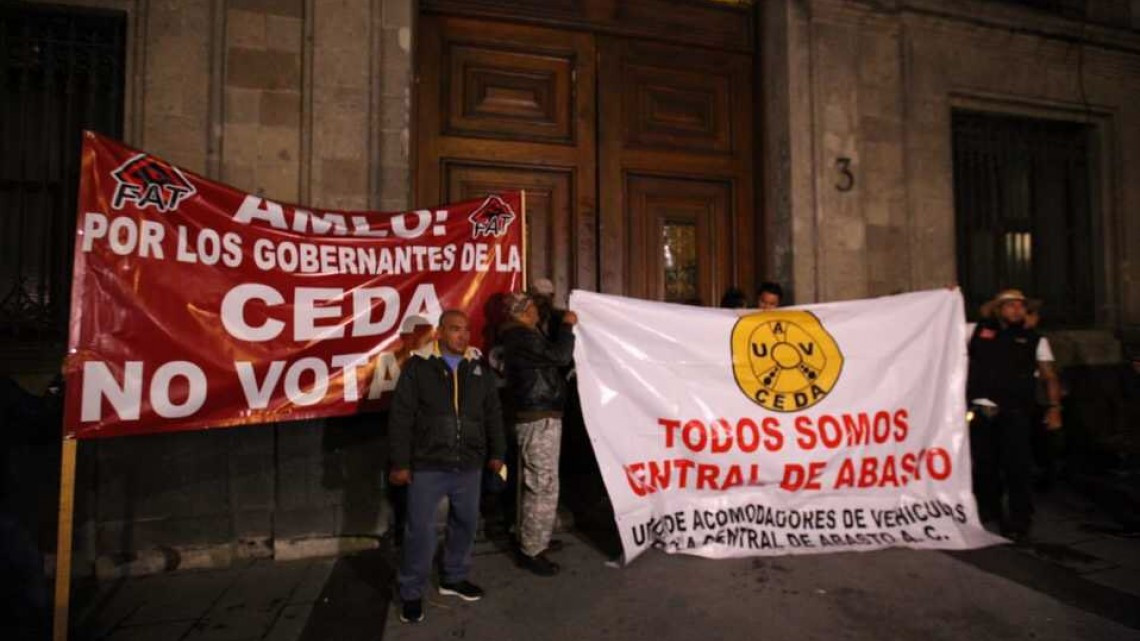 Grupos de manifestantes bloquean accesos a Palacio Nacional