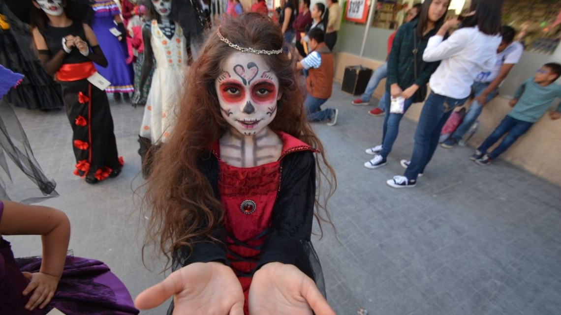 Celebran más de 2 mil personas el "Día de Muertos"