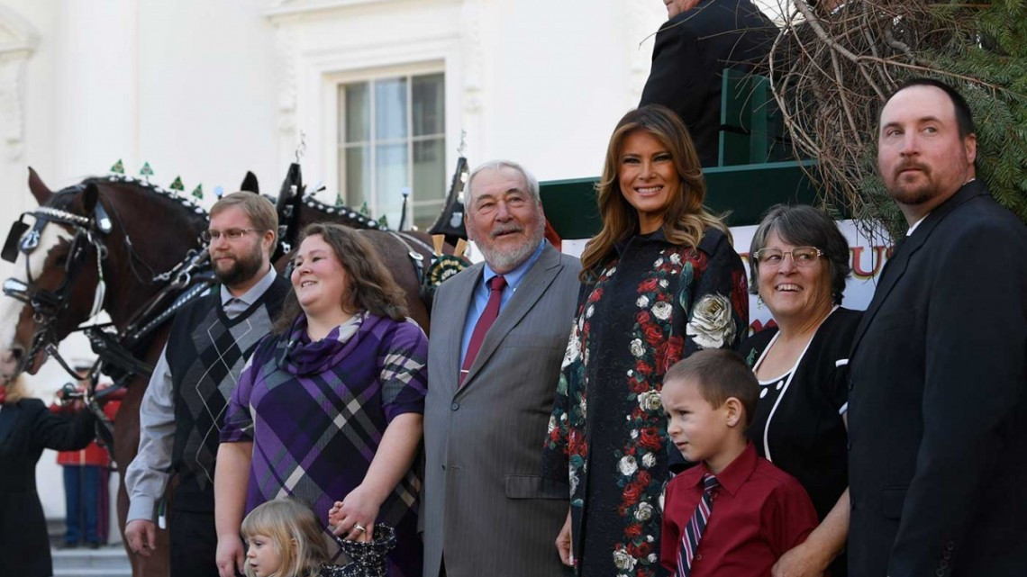 Reciben en la Casa Blanca el tradicional árbol navideño