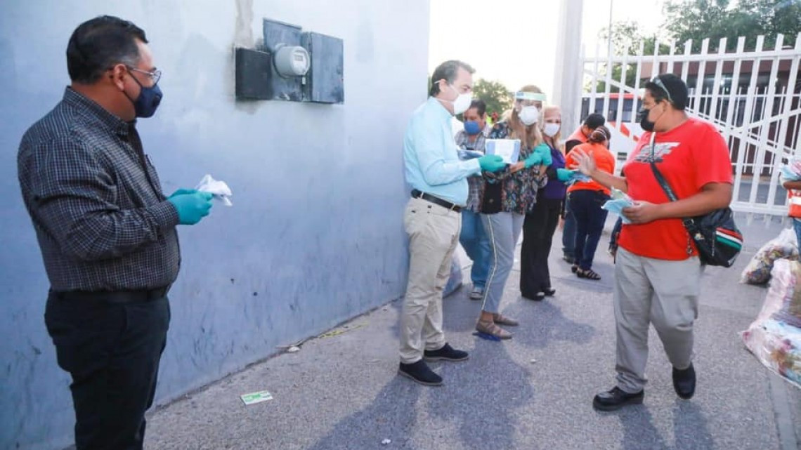Entrega alcaldesa cubrebocas en Parque Industrial del Norte