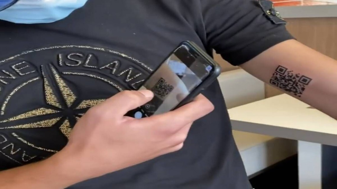 Joven se tatúa el código QR de su certificado de vacunación contra COVID-19