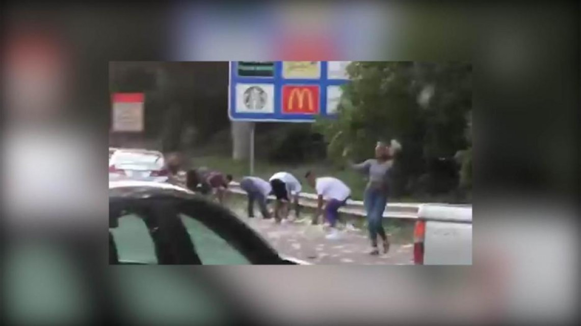 Piden en Georgia se regrese dinero que cayó de camión en carretera