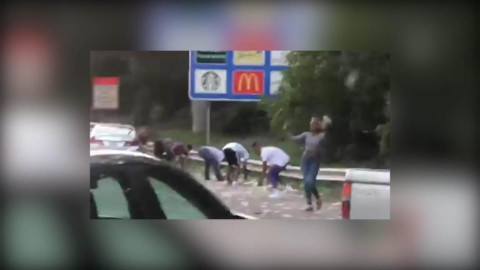 Piden en Georgia se regrese dinero que cayó de camión en carretera