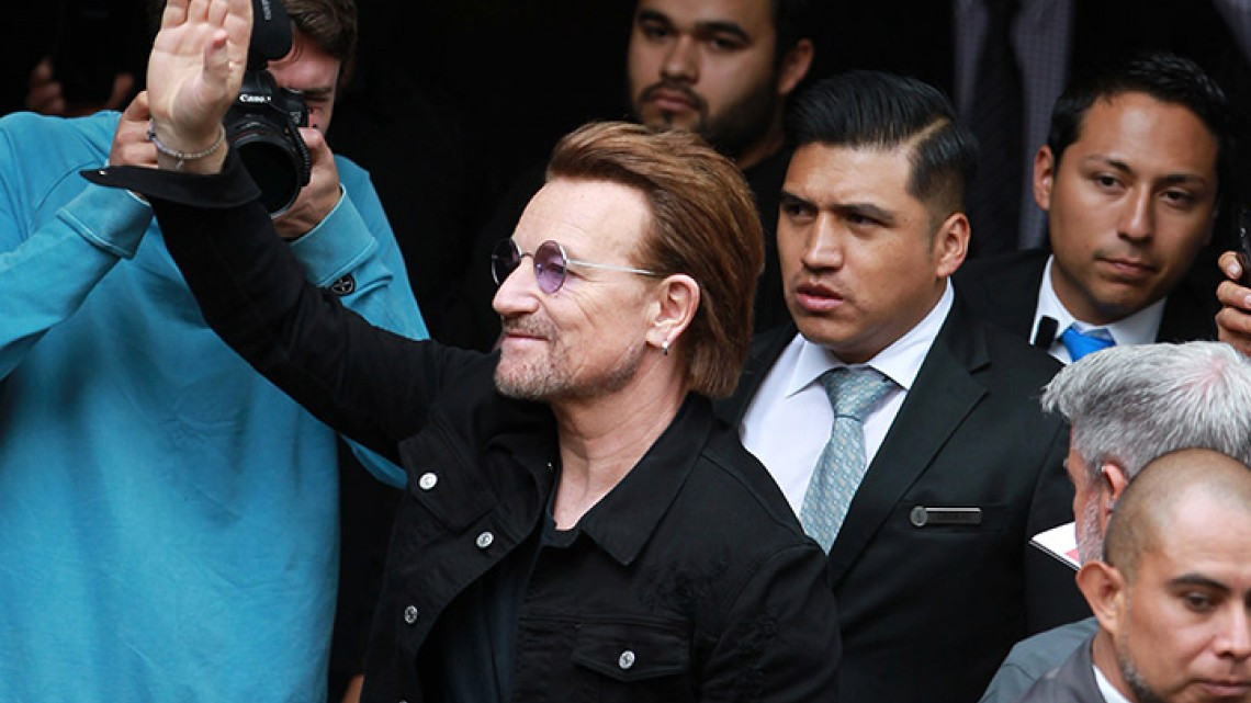 Bono también se encuentra con fans