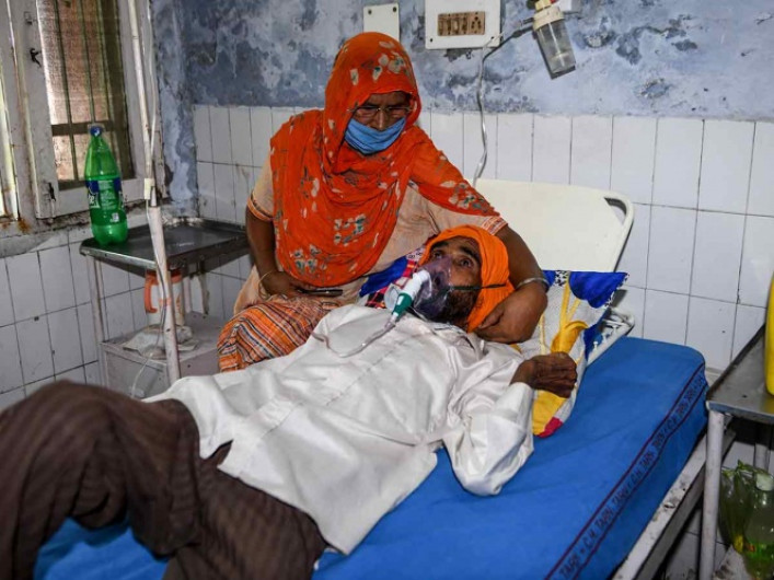 Alcohol adulterado mata a al menos 100 personas