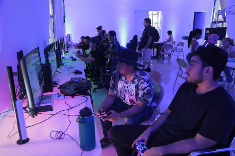 Disfrutan jóvenes neolaredenses tercera edición del "Gamer Fest"