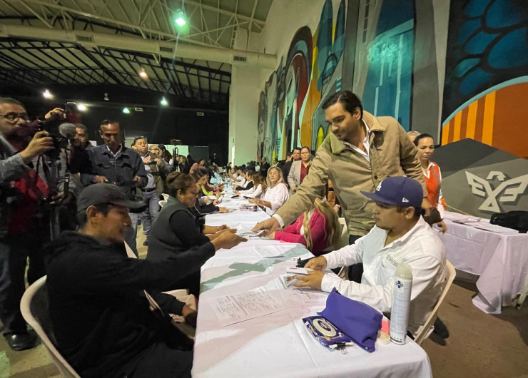 Entregan becas municipales a rezagados