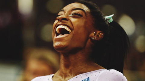Simone Biles es la primera atleta en ganar cuatro títulos all-around 