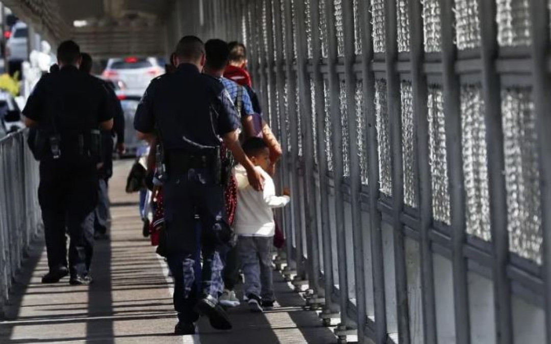 Más de 3 mil 200 niños migrantes están en custodia en EU 