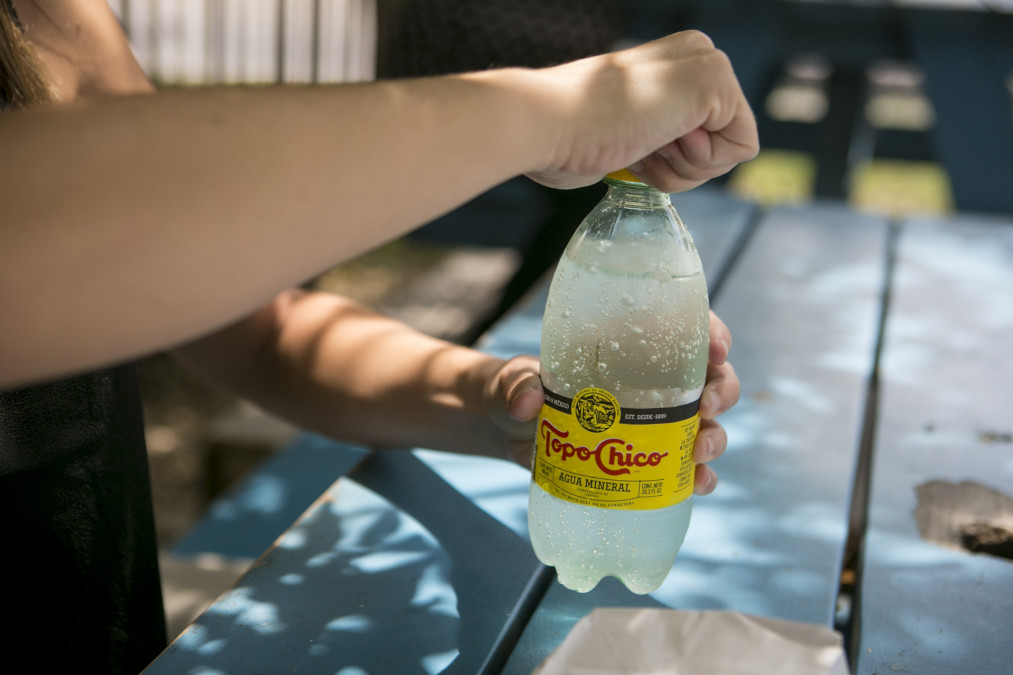 Por alta demanda, registran escasez de bebidas Topo Chico en Texas