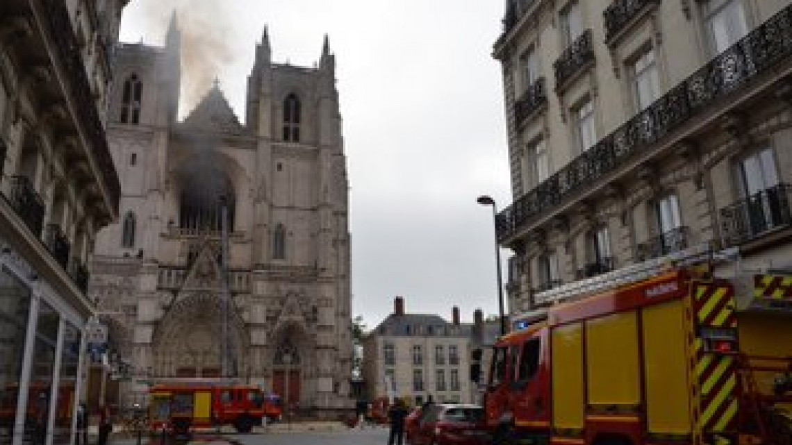 Controlado el incendio declarado en la catedral de Nantes