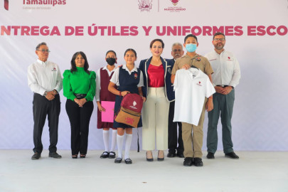 Entrega alcaldesa uniformes, mochilas y útiles en primer día de clases 