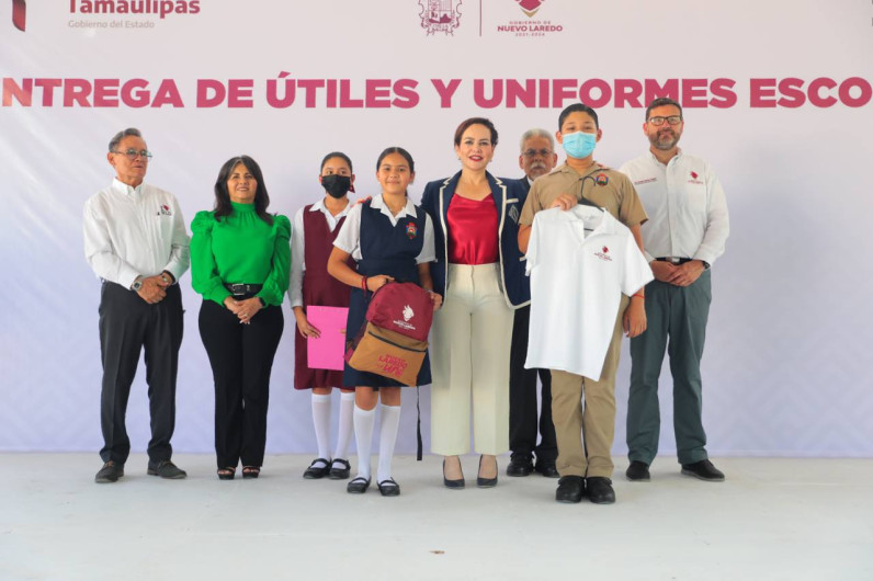 Entrega alcaldesa uniformes, mochilas y útiles en primer día de clases 