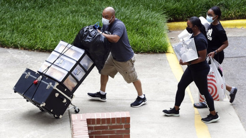 Regresan alumnos universitarios a clases presenciales pese a epidemia de covid-19 