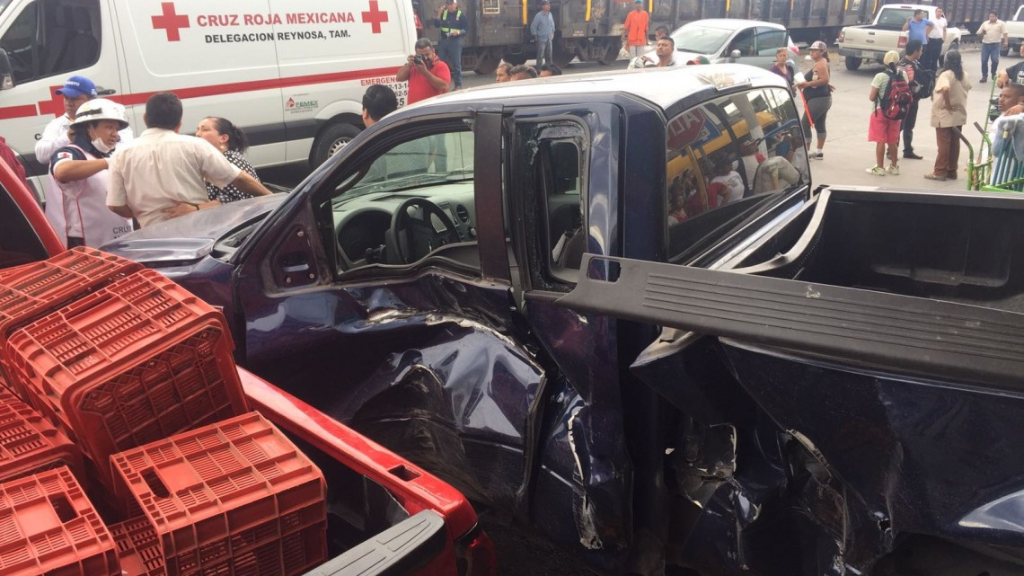 Camioneta quiso ganarle a tren y este la avienta 