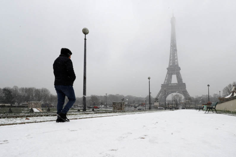Cierran la Torre Eiffel por fuerte nevada 
