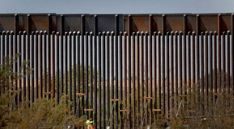 Trump pide 2 mil mdd para el muro y 3 mil 100 mdd para camas en centros de ICE