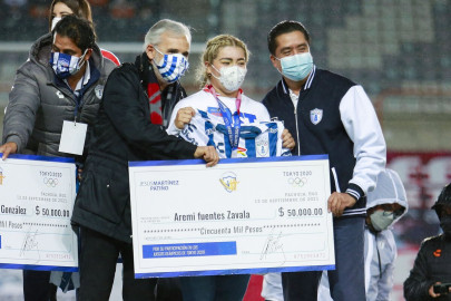 Denuncia Aremi Fuentes que cheque entregado por Bonilla sólo fue para la foto