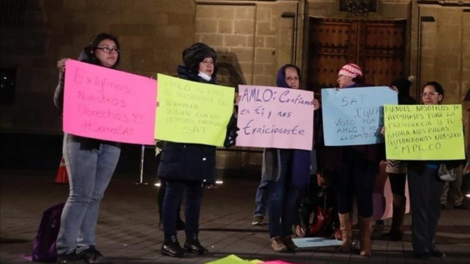 Empleados del SAT protestan por despidos en Palacio Nacional