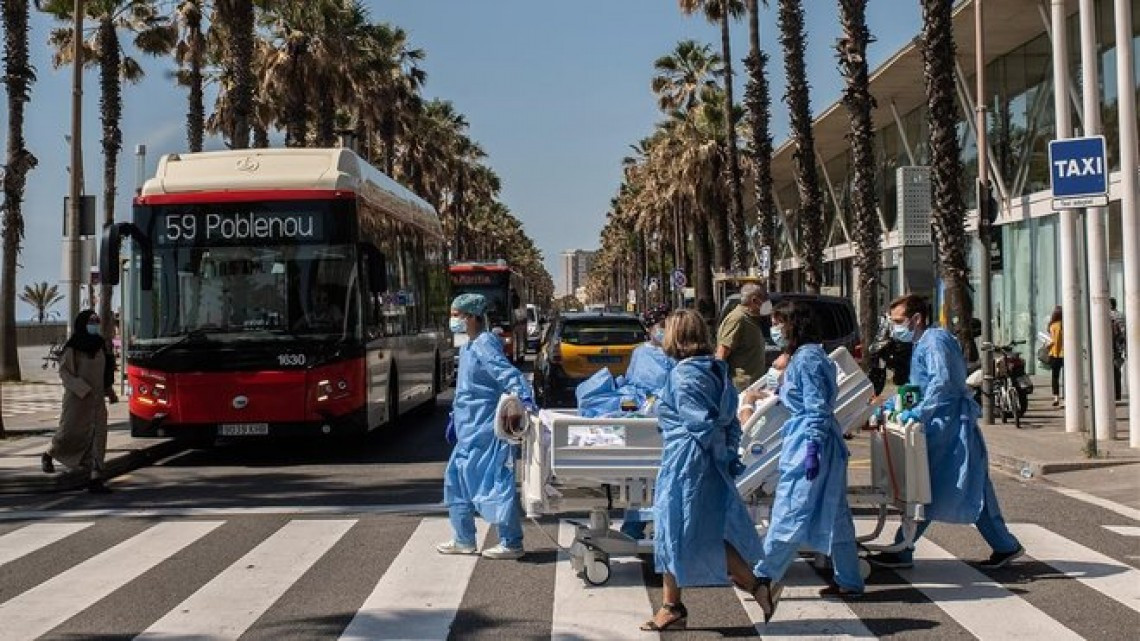 ¡Frente al mar! Médicos celebran recuperación de pacientes en playa de Barcelona