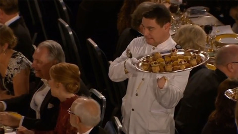 Mesero distraído pasa vergüenza en Cena de Gala de los Nobel