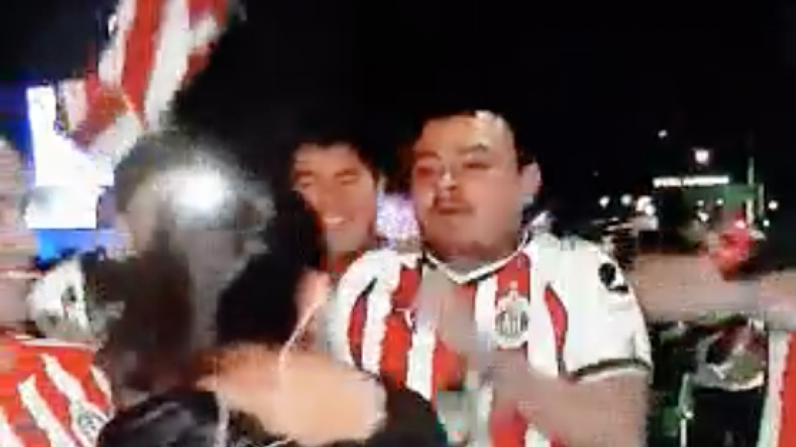 Reportera denuncia que fue manoseada por aficionados del Chivas