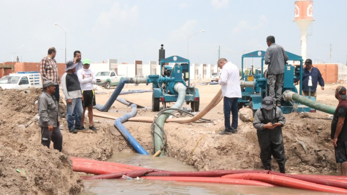 Cumple Maki Ortiz compromiso en Paseo de Las Flores