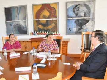 SRE se reúne con Rigoberta Menchú