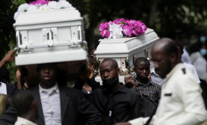 Tras terremoto, haitianos entierran a sus familiares