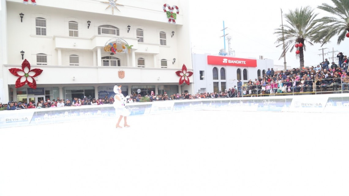 Familias disfrutan de espectacular Patinaje Artístico