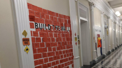 Niños ‘construyen muro’ en fiesta de Halloween de la Casa Blanca