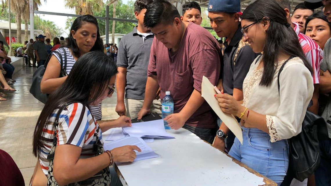 Acuden estudiantes al cobro de becas “Benito Juárez” 
