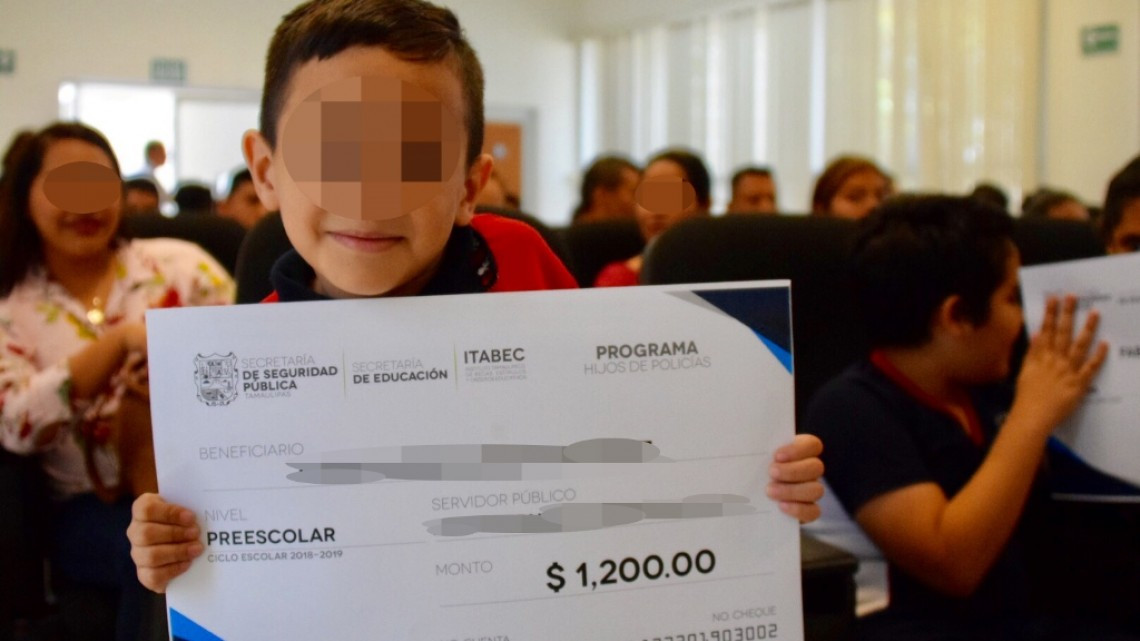  Reciben becas de ITABEC hijos de Policías Estatales