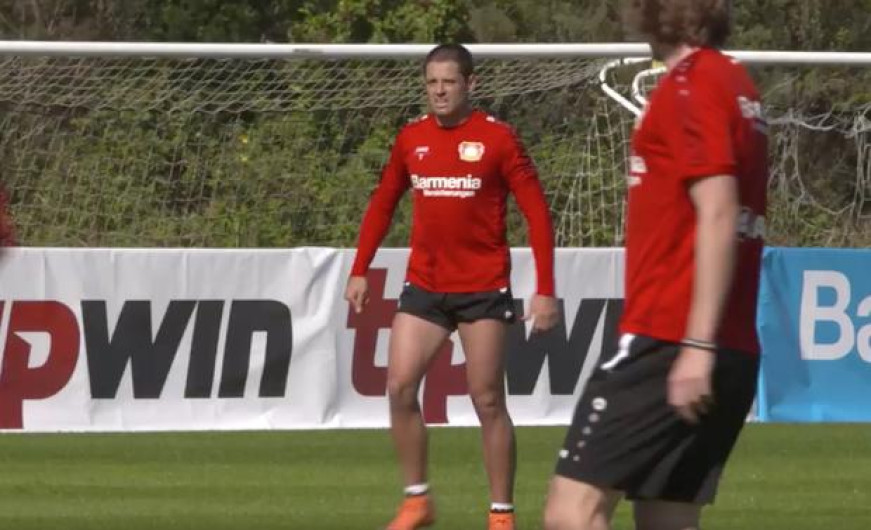 Velocidad y técnica por parte del "Chicharito"