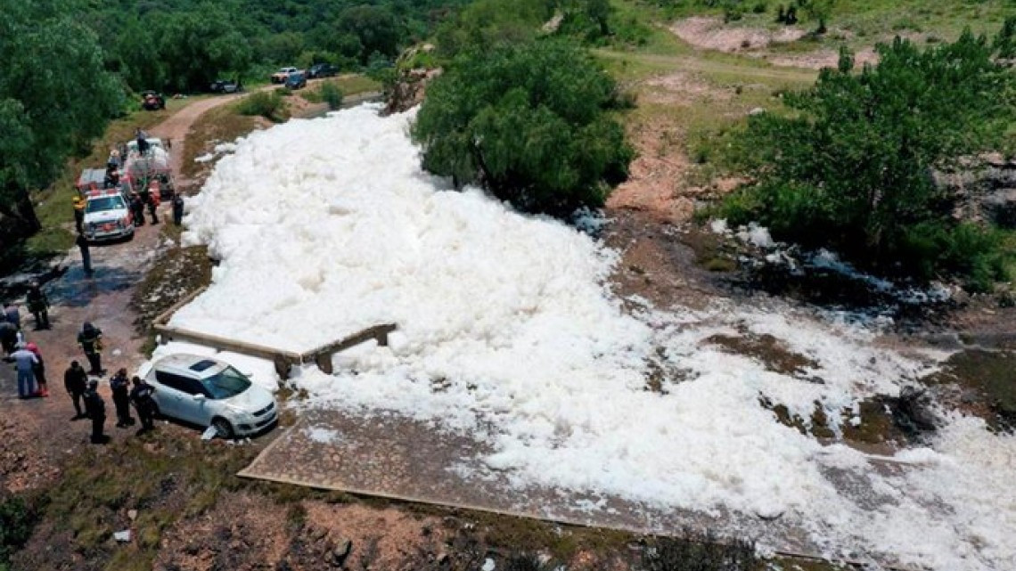 Desaparece hombre en espuma tóxica en Puebla