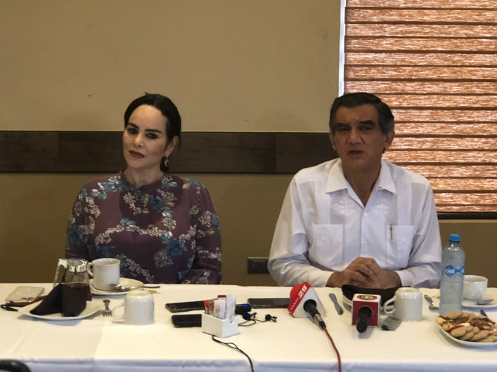 Se reúne Carmen Lilia Canturosas con el Senador Américo Villarreal en Nuevo Laredo 