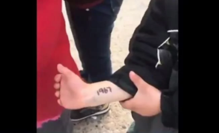 Marcan a migrantes con números en el brazo