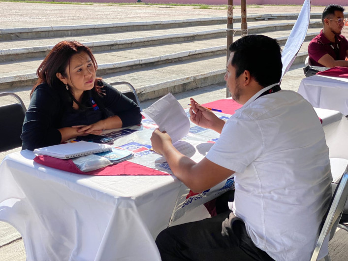Responden ciudadanos a Feria de Empleo en plaza de la Mujer