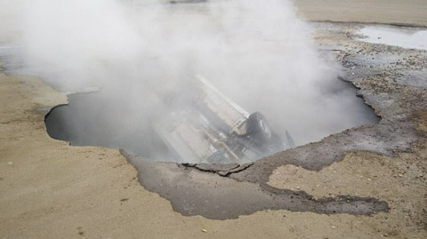 Hombres pierden la vida al caer en un socavón de agua hirviendo 