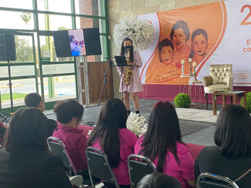 Comparte María Elena Ríos su lucha con mujeres neolaredenses