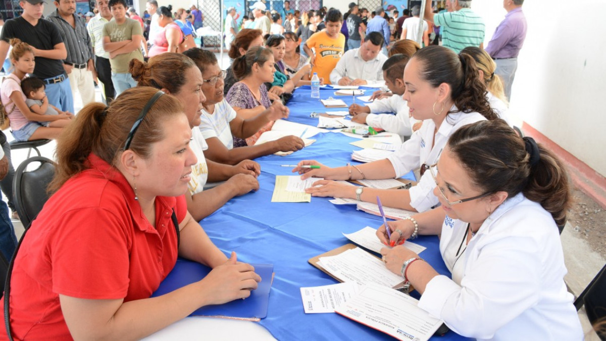 Entregan apoyos y ofrecen servicios de fumigación en Rincón de las Flores   