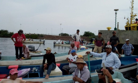 Bloquean pescadores puerto de Lázaro Cárdenas
