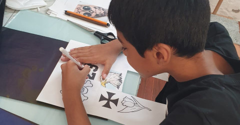 Apenas unos niños y ya practican para tatuar