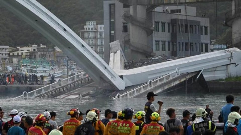  Cinco muertos y 10 heridos tras derrumbe de puente en Taiwán