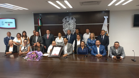 Recibe Gloria Santos Premio a la Mujer 2025