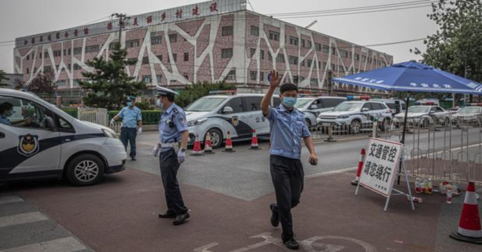 Pekín alerta por rebrote de coronavirus en mercado mayorista 